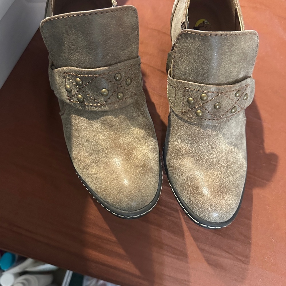 Stylish Tan Ankle Boots with Studded Strap